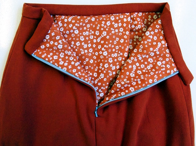 Cambio fodera interna a pantalone o gonna in pelle.