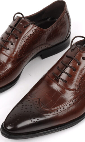 Pulitura e colore originale a scarpe in pelle.