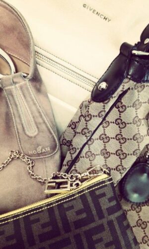 Scucitura su borsa in pelle